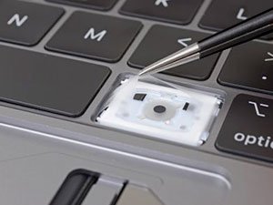 Насколько клавиатура новых MacBook Pro защищена от мусора